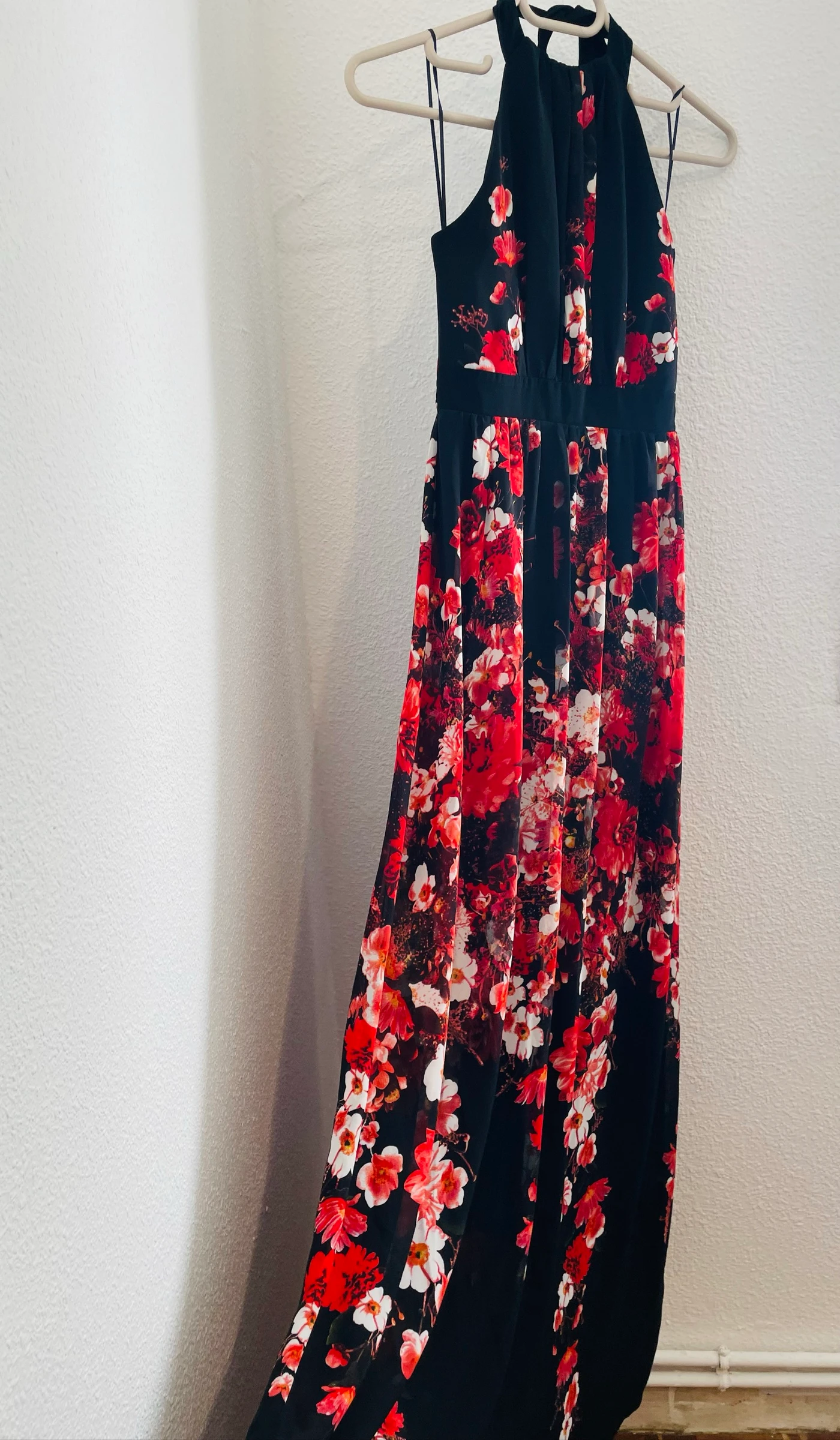 Vestido longo preto com flores vermelhas e decote atrás da pescoço da marca Jane Norman, tamanho PP, y2k, romântico – photo 2